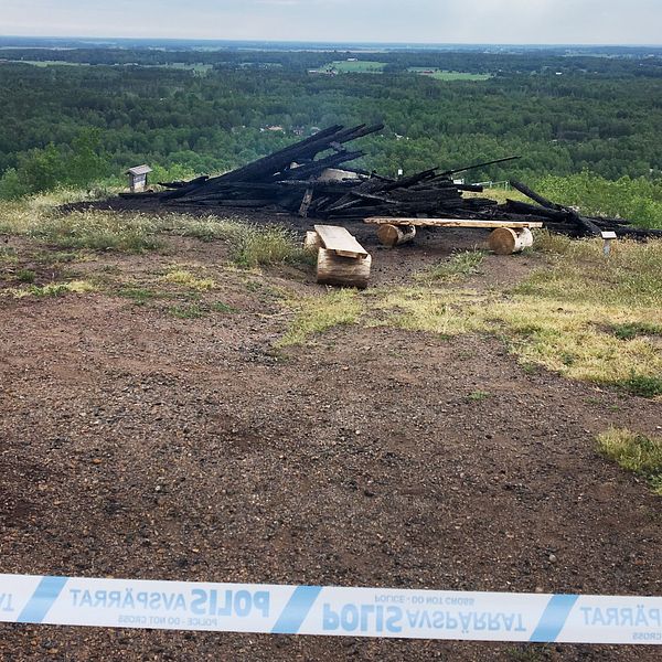 En hög med svartbränt virke på Kvarntorpshögen.