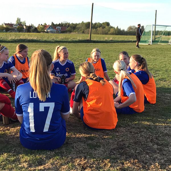 Ett av flicklagen i Barkarö SK har vattenpaus under fotbollsträningen