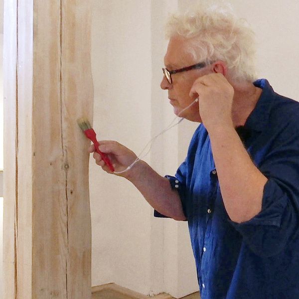 Hur låter färgen? Ord- och bildkonstnären Magnus Lönn provar sin färgavlyssnare på museets väggar.