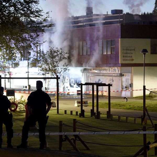 Flertal bränder, misstänks anlagts, Hässle torg i Borås