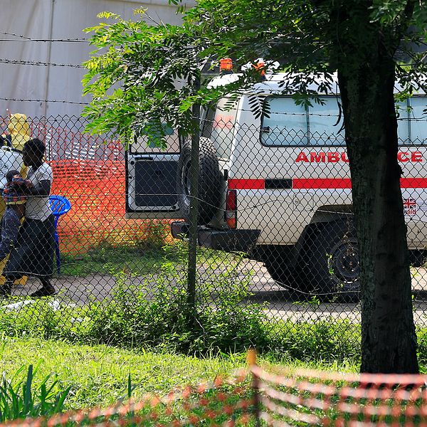 En kvinna med sitt barn som uppsöker ett sjukhus i Bwera nära gränsen till Kongo-Kinshasa under fredagen.