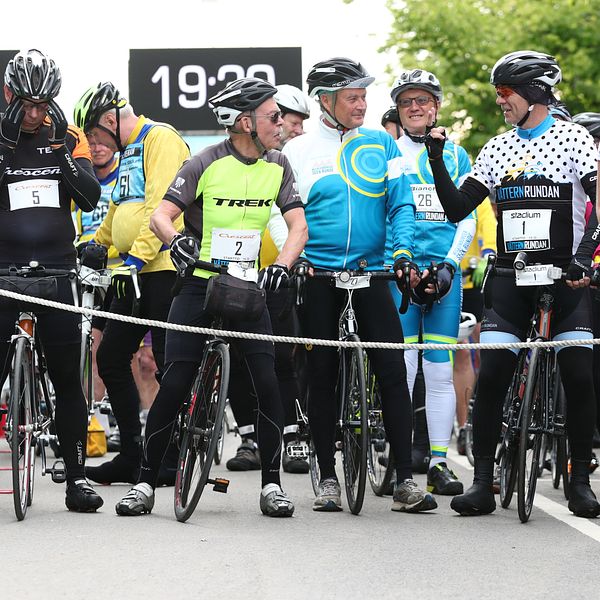 Cyklister redo för starten av Vätternrundan i Motala.