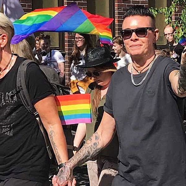 Prideparaden under lördagen gick genom Luleå centrum med många glada deltagare.