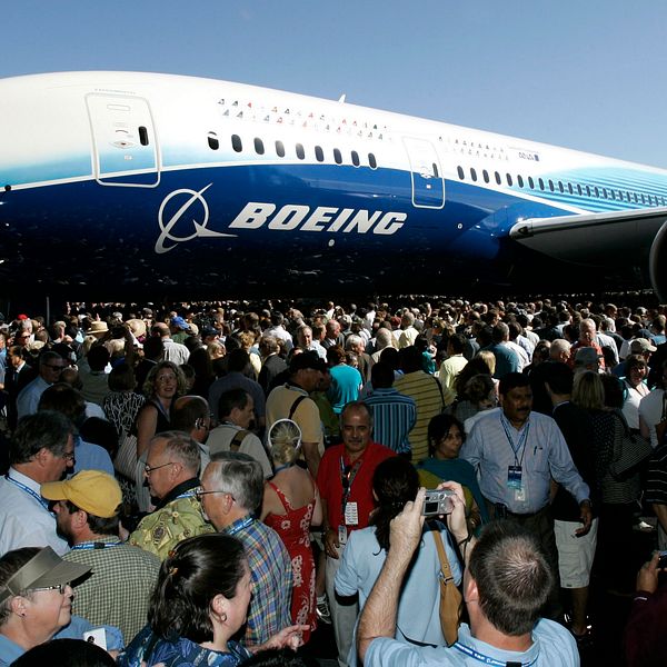 Den första modellen av Boeing 787 visas upp för anställa vid fabriken i  Everett i USA år 2007. Då var redan 600 flygplan beställda.