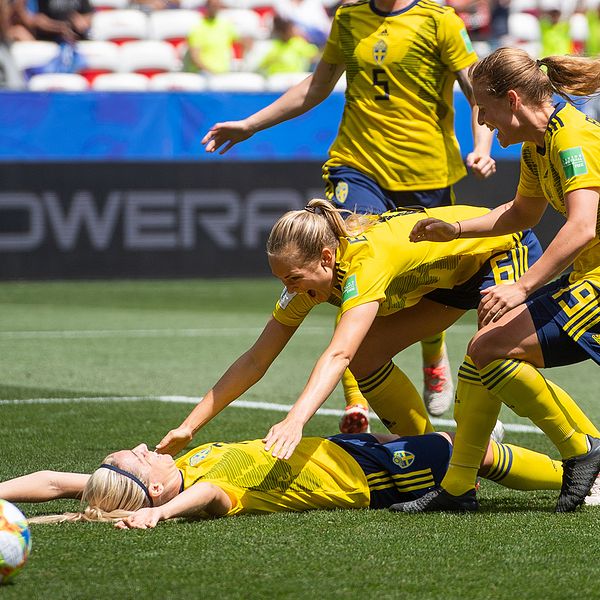 Svenskt jubel efter Linda Sembrants 1-0 tidigt i matchen.
