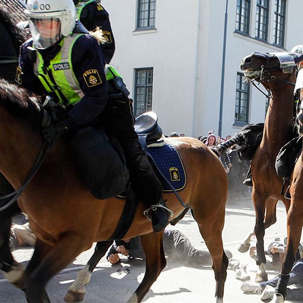 Ridande polis attackerar motdemonstranter under Svenskarnas partis torgmöte i Malmö på lördagen.