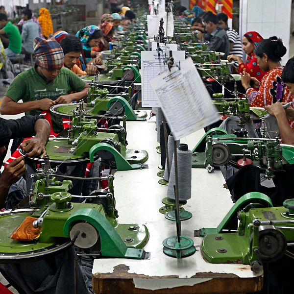 Klädindustriarbetare på en fabrik i Bangladesh.