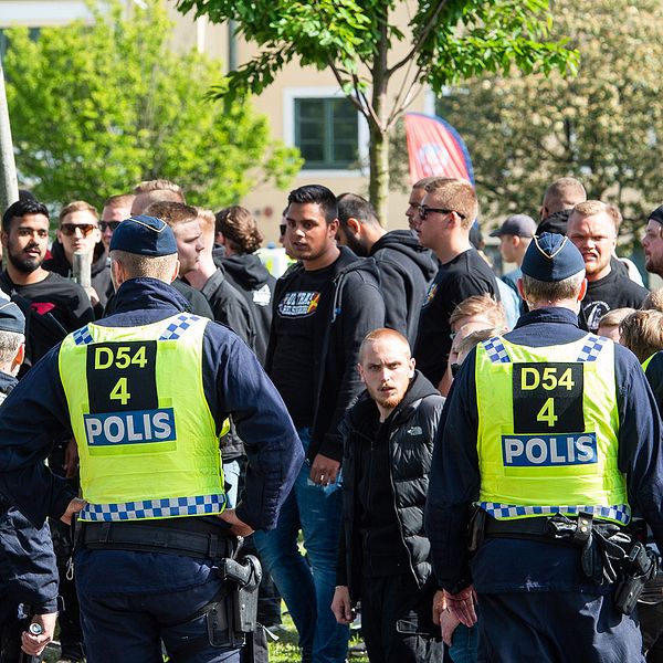 Polis och supportar inför en match i Allsvenskan