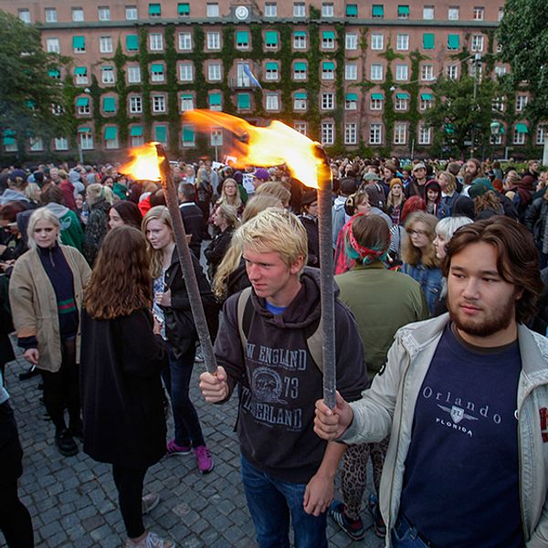 Ung Vänster demonstrerar mot polisvåld med ljusmanifestation framför polishuset vid Davidshalls torg i Malmö under måndagskvällen.