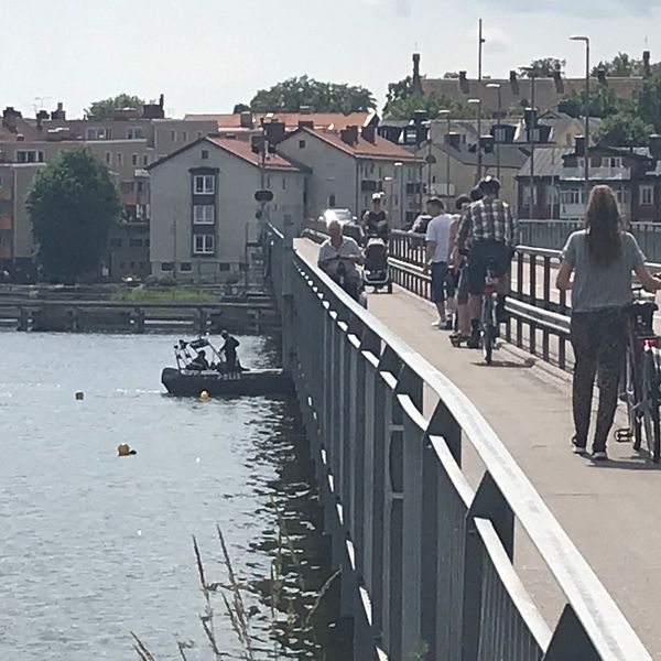 Sjöpolisens dykare på plats vid Tosteröbron.