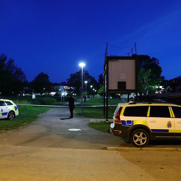 En polis står vid en avspärrning i stadsdelen Skäggetorp i Linköping.