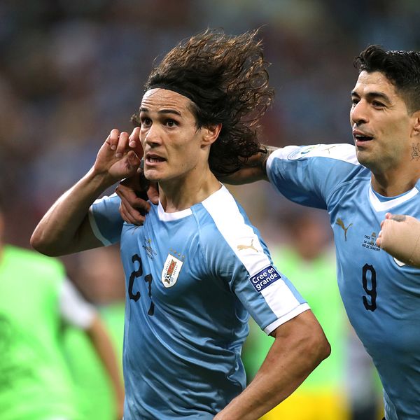 Uruguays Edinson Cavani firar sitt mål mot Chile tillsammans med Luis Suarez.
