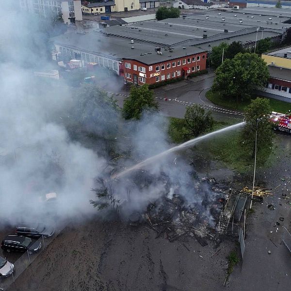 Ett större område är avspärrat och polisen är på plats i Örebro efter en explosion under natten till onsdagen.