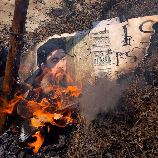 Bild på IS-ledaren Abu Bakr al-Baghdadi i lågor.