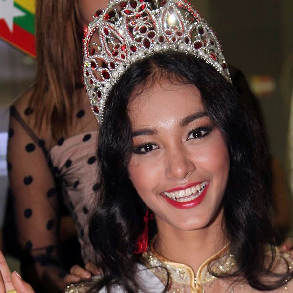 Modellen May Myat Noe från Burma vann ”Miss Asia Pacific World” i Seoul men valde att åka hem – och då tog hon med sig sin juvelprydda krona, värd omkring en miljon kronor.