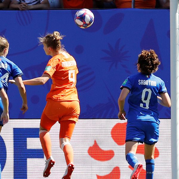 Vivianne Miedema nickar in 1-0 till Nederländerna.
