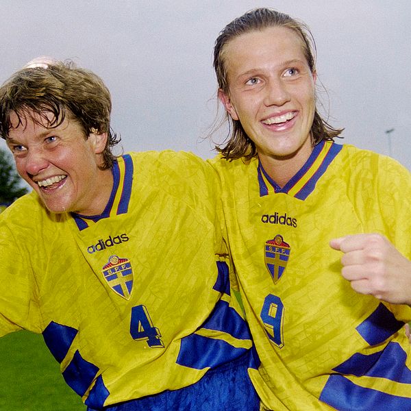 Pia Sundhage och Malin Andersson jublar efter Svergies senaste mästerskapsseger mot Tyskland 1995.