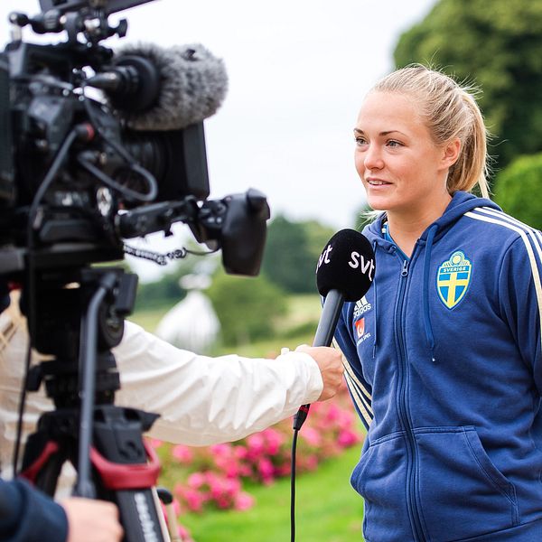 Magdalena Eriksson intervjuas av SVT Sports team på plats.
