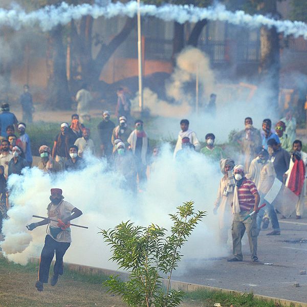 Ordningsmakten sköt tårgas när de oppositionella förde fram lyftkranar mot barrikader utanför premiärministerns bostad.