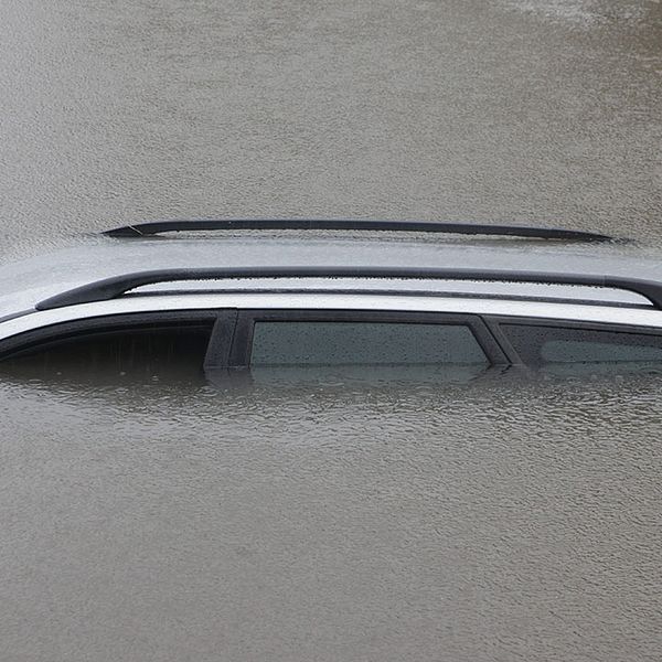 Biltak sticker upp i den översvämmade inre ringvägen i Malmö på söndagen. Ett kraftigt åsk- och regnoväder har ställt till stora problem i västra Skåne. Ett stort antal vägar och fastigheter har översvämmats