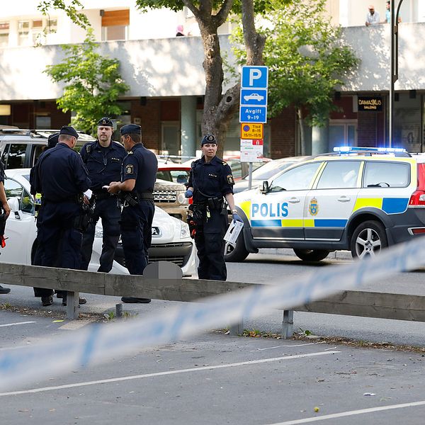 Poliser i Sollentuna där två män i 20-respektive 25-årsåldern, blev skjutna.