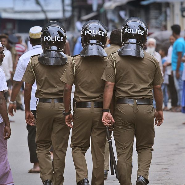 Polis patrullerar på gatorna i Colombo, Sri Lanka.