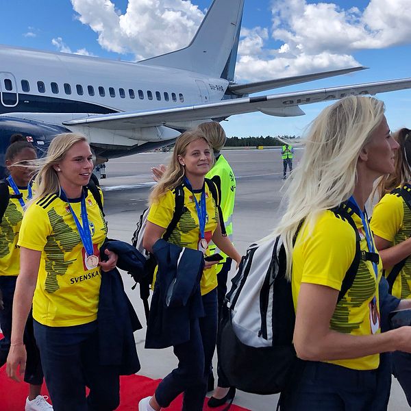 Sofia Jakobsson och Kosovare Asllani (till höger i bild) klev under måndagen ut på Landvetters landningsbana tillsammans med kollegorna i landslagstruppen