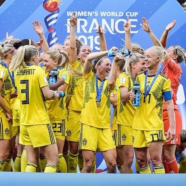 Svenska damlandslaget i fotboll jublar efter segern i lördagens VM-bronsmatch mot England på Stade de Nice, Frankrike.