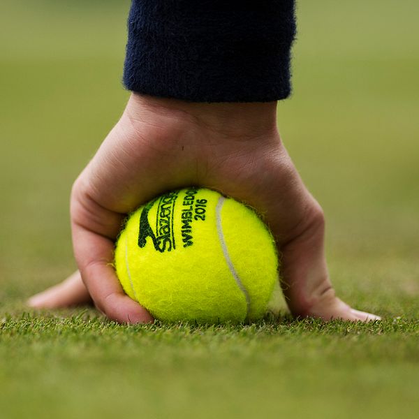 En boll i en bollkalles hand under Wimbledon 2016.