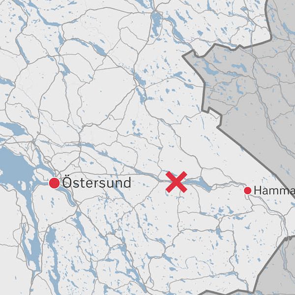 En karta över delar av Jämtland där platsen är markerad med ett rött kryss.