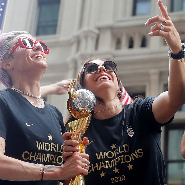 Megan Rapinoe och Alex Morgan firar VM-guldet.