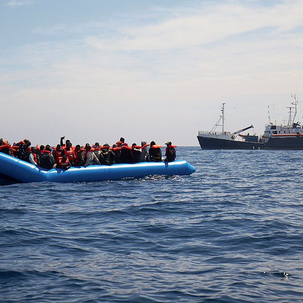 Migranter i en båt på Medelhavet