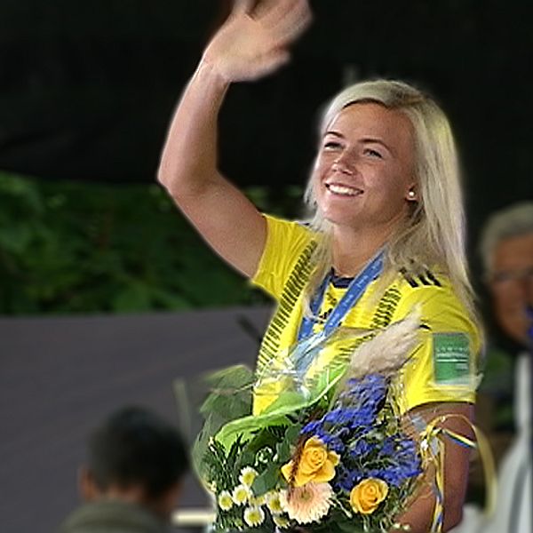 Bild på Hanna Glas när hon vinkar till publiken på Stora torget i Sundsvall.