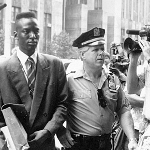 Arkivfoto från 1990. Yusef Salaam som var en av fem tonårspojkar som anklagades för att ha överfallit och våldtagit en kvinna i Central Park 1989 blir bortförd av polis i New York 1990. De anklagade satt flera år oskyldigt dömda i fängelse och har nu tilldömts ett rekordsort skadestånd.