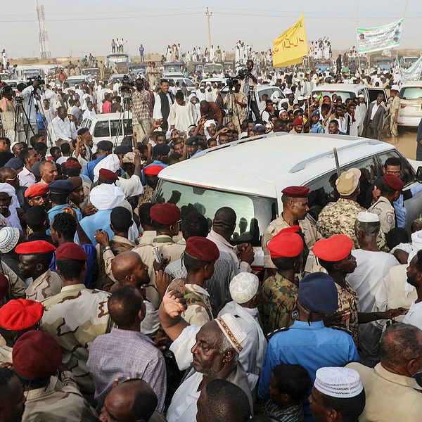 Folk som samlats när Sudans näst högste ledare Mohamed Hamdan Daglo höll tal under helgen.