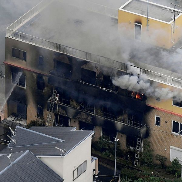 En brand i en trevåningsbyggnad i Kyoto.