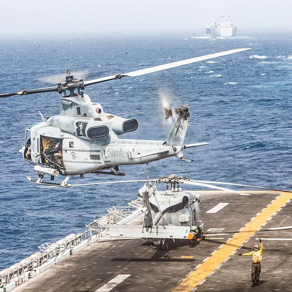 En av amerikanska marinkårens UH-1Y Venom helikoptrar lyfter från örlogsfaryget USS Boxer när det befinner sig i Hormuzsundet den 18 juli 2019 då den iranska drönaren skjuts ned.