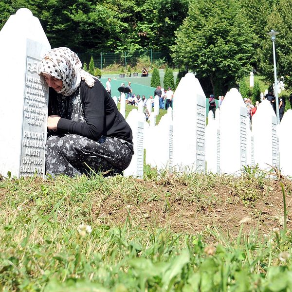 Sörjande kvinna i Srebrenica