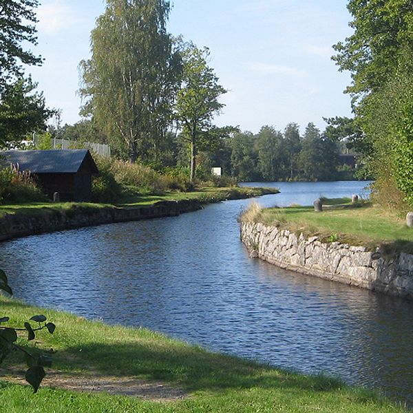 Föreningen Göta kanals Vänner lämnade idag över en gåva om 42 stycken träd, motsvarande ungefär 100 000 kronor, till Göta kanalbolag.