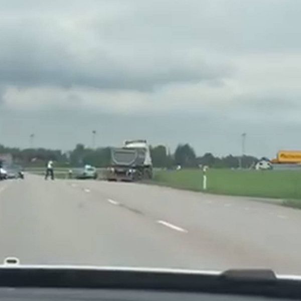 Lastbilen styrdes ut på en åker