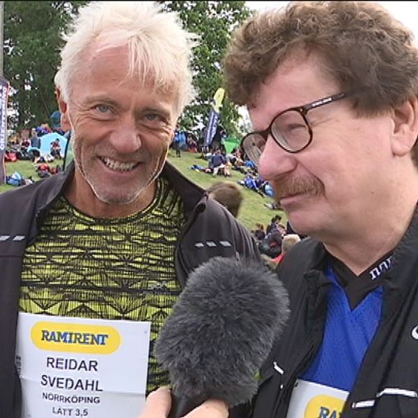 Kommunalråden Reidar Svedahl och Lars Stjernkvist blir intervjuade på tävlingsområdet.