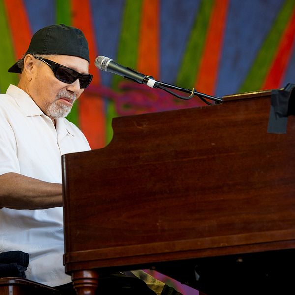 Funkmusikern Art Neville på scen vid jazzfestival i New Orleans i maj 2017.