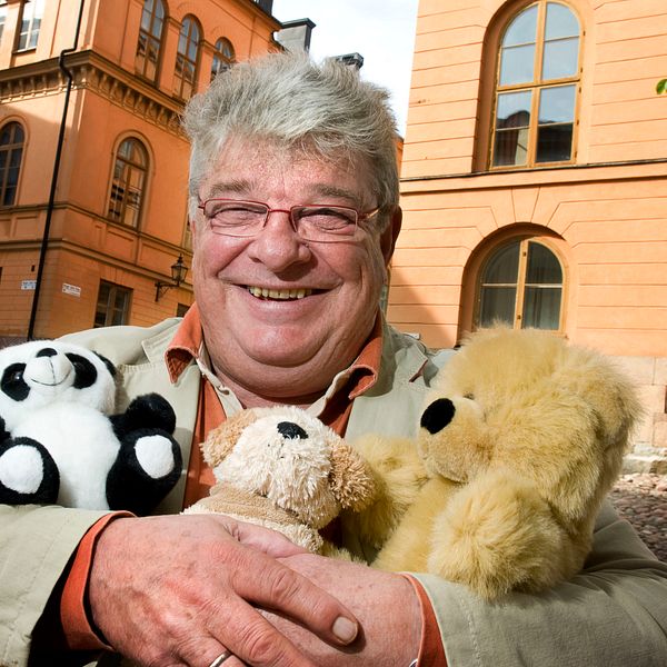 Författaren Jesper Juul med gosedjur i famnen