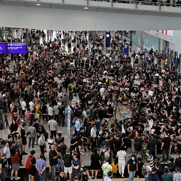 Demonstranter samlas på en flygplats i Hongkong.