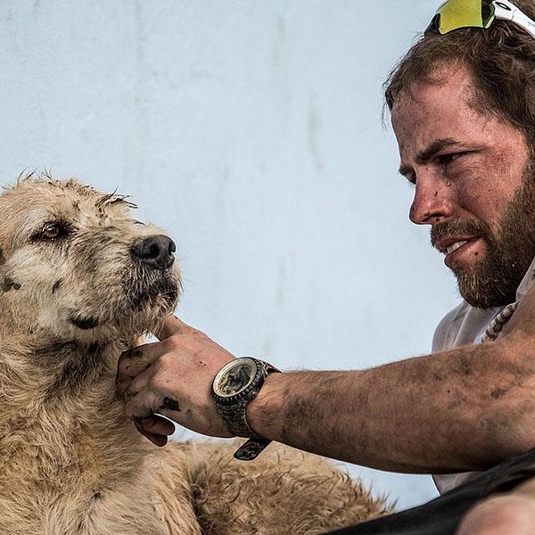 Hunden Arthur och hans ägare under VM i Equador.