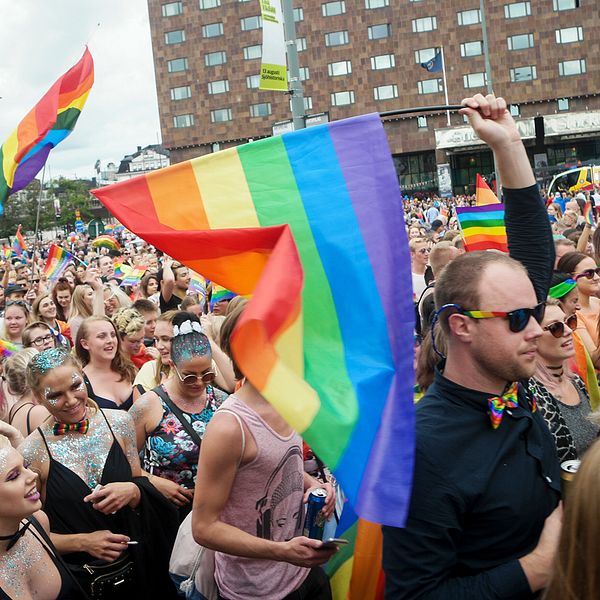 Deltagare i Prideparaden 2017 tågar genom gatorna i centrala Stockholm