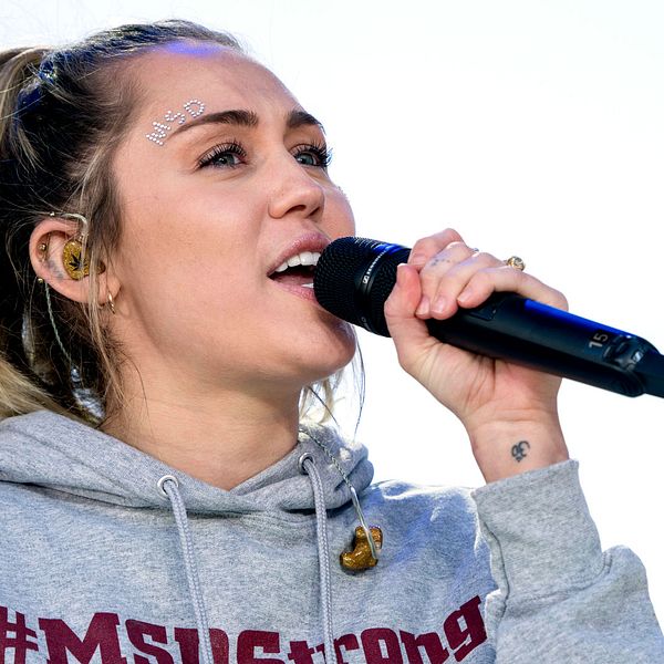 Miley Cyrus är den senaste i raden av artister som hoppar av Woodstock.