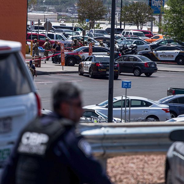 En polis vid avspärrningen i El Paso