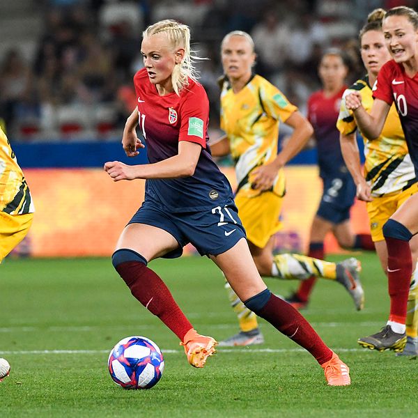 Norges Karina Saevik med bollen under en VM-match mot Australien i juni.