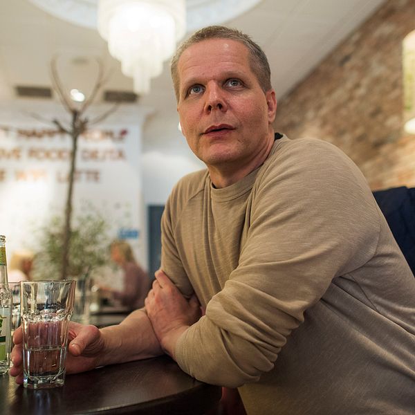 Kaj Linna på café nyss frisläppt från fängelset.